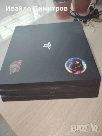 Ps4 pro с два контролера, четири игри и станция за зареждане на контролерите. 