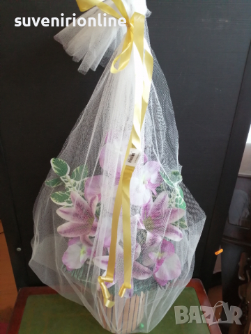 Изкуствени орхидеи в кашпа и тюл