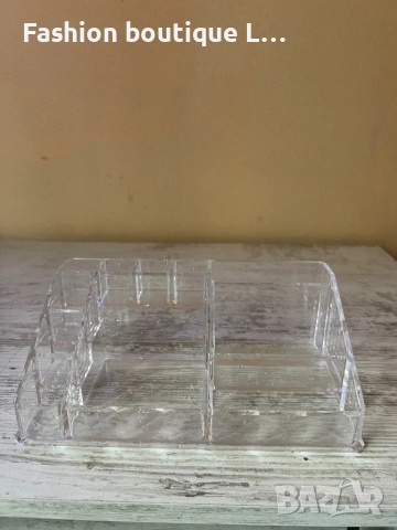 Прозрачна поставка за гримове и лакове на няколко етажа с разлимни по големина кутийки ❤️