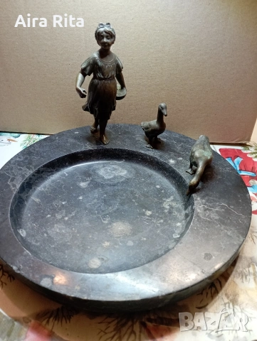 декоративен мраморен съд, със бронзови фигури.