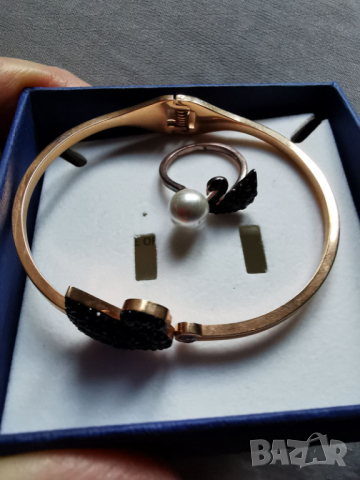 Сваровски със сертификат за оригиналност НОВИ в кутия Swarovski гривна, снимка 1