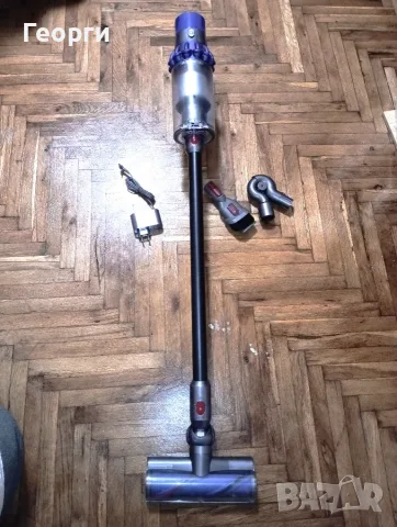Отлична прахосмукачка Dyson V10 с добра батерия и аксесоари
