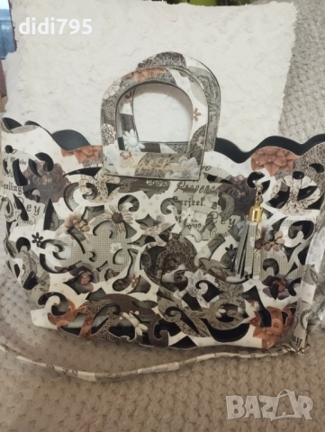 Дамска чанта на марката Ralph Lauren.