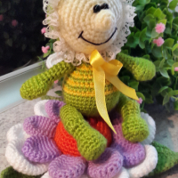 Плетена играчка Буболечка+голямо цвете, Плетени, ръчно изработени., снимка 4 - Романтични подаръци - 32279475