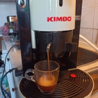 Кафемашина оригинална италианска Кимбо с капсули, работи отлично и прави хубаво кафе , снимка 1 - Кафемашини - 41709411