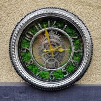 Часовник декориран с напълно естествен скандинавски мъх , снимка 1 - Антикварни и старинни предмети - 44370418