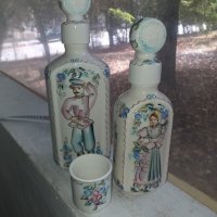 Руски порцелан две бутилки и чашка с казашки мотиви, снимка 1 - Антикварни и старинни предмети - 34442558