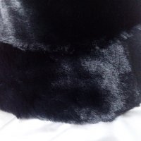 Дамска зимна плюшена шапка в черен цвят, снимка 7 - Шапки - 39070676