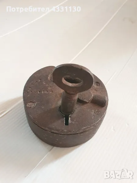 Колекционерски античен оригинален стар железен катинар с ключ , снимка 1