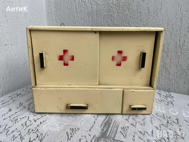 Стара Дървена Аптечка