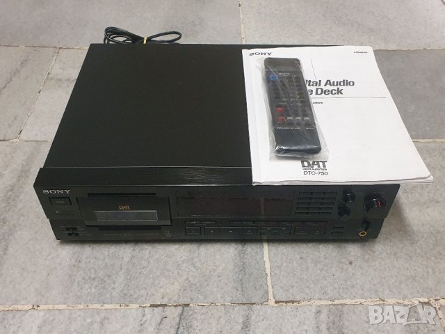 Дат дек / Digital audio tape deck Sony DTC-750 В много добро състояние. Всичко му работи. Има дистан, снимка 1 - Декове - 39114598