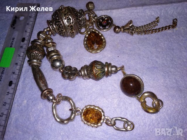 ОРНАМЕНТИРАНО ПОСРЕБРЕНО МЕДНО ЕТНОГРАФСКО УКРАШЕНИЕ с ТОПЕН КЕХЛИБАР и РАЗНОЦВЕТНО КРИСТАЛЧЕ 34658, снимка 6 - Антикварни и старинни предмети - 39190377