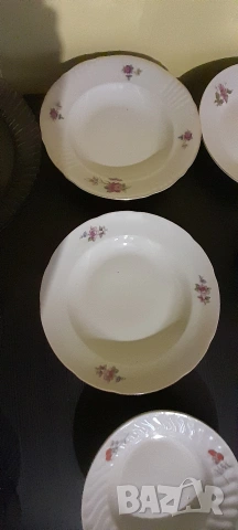 Чинии, чаши порцеланови и стъклени, някои със златен кант, прибори, ножове, снимка 7 - Съдове за готвене - 52664563