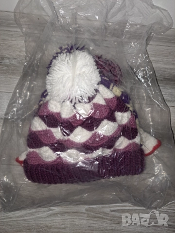 Ръчно плетена шапка двуцветна модел диаманти, снимка 4 - Шапки - 52693081