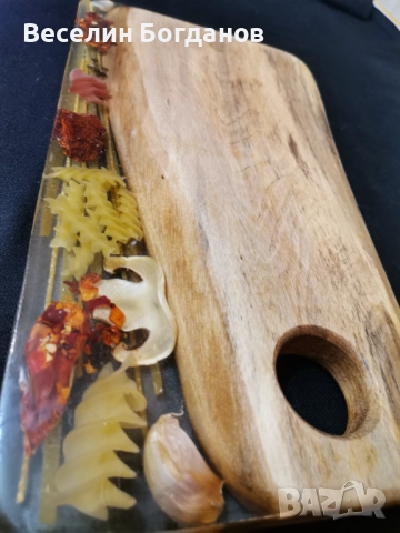 Палто подходящо за рязане и сервиране изработена от епоксидна смола и дърво 