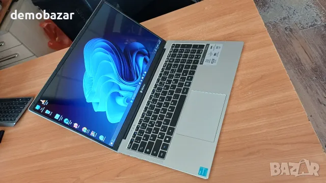 НОВ 17.3' Френски лаптоп/512GB SSD/8GB DDR4 с бат. 5 часа