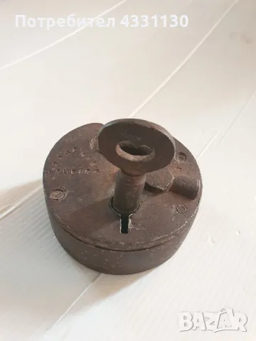 Колекционерски античен оригинален стар железен катинар с ключ 