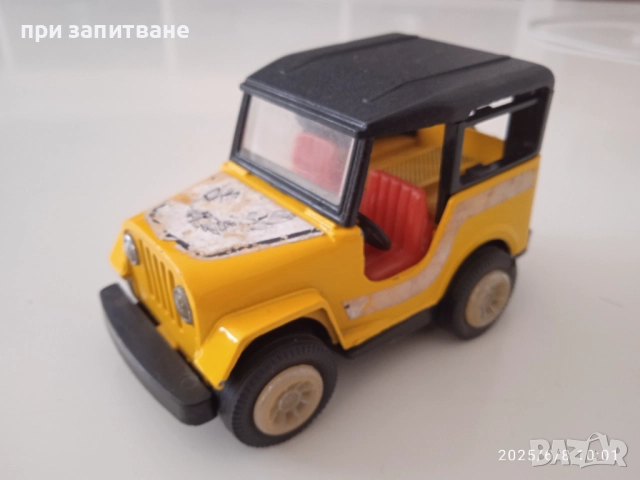 Стара играчка Jeep, made in Hong Kong и две интересни стари метални колички