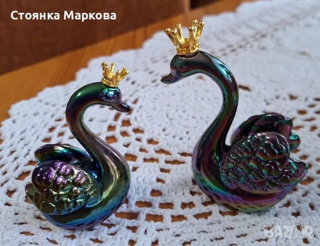 Два красиви лебеда-смола