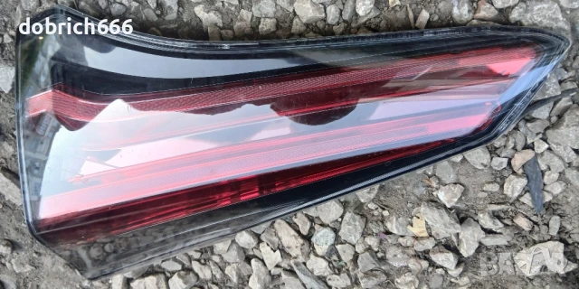 Десен стоп на багажника Toyota Rav4 4 2015-2017 Тойота Рав4 81580-42031, снимка 2 - Части - 50703004