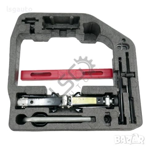 Комплект крик,ключ за джанти и кука за теглене AUDI A4 (B8) 2008-2015 ID: 156943