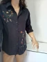 Черна риза с бродерия Л, снимка 1