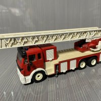 Метална количка SIKU 3433 1/55 Пожарна Mercedes 3433 със стълба, снимка 1 - Колекции - 35982768
