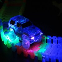 Детски комплект от гъвкава светеща писта и кола  Magic Tracks с 5 LED светлини 220 части , снимка 2 - Коли, камиони, мотори, писти - 41763032