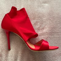 Елегантна червена обувка от стегната материя ( ликра) петата на обувките е подсилена. Тест и преглед, снимка 1 - Дамски обувки на ток - 36252177