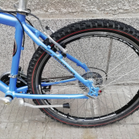 Алуминиев велосипед 26 цола 21 скорости преден амортисьор аиро капли много запазено като ново е , снимка 2 - Велосипеди - 44620480