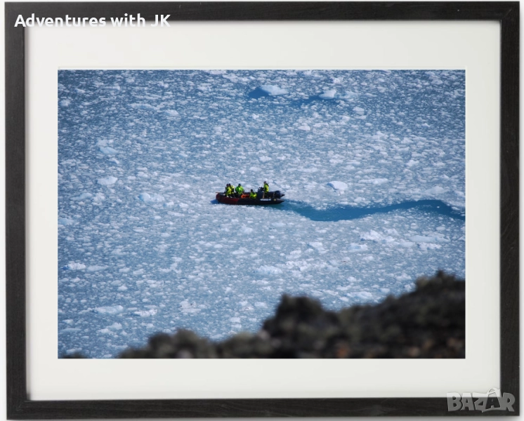 Авторски фотопринт "Ледена супа в Антарктика" в черна рамка от MDF с паспарту с размер 40х50 см, снимка 1
