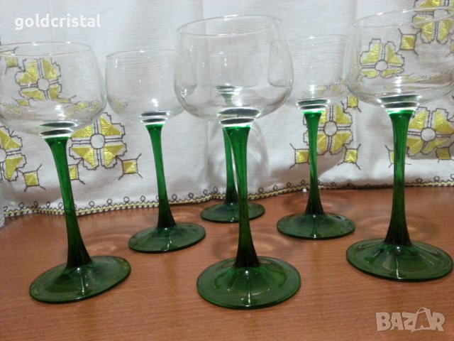 Ретро стъклени чаши за вино 