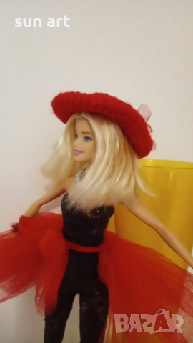 кукла Барби -Mattel с червена шапка, снимка 2 - Колекции - 44591158