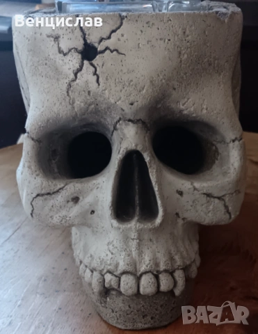 Продавам череп пепелник. 