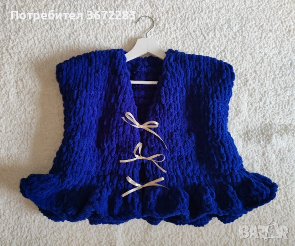 Ръчно плетена дамска жилетка без ръкави с панделки