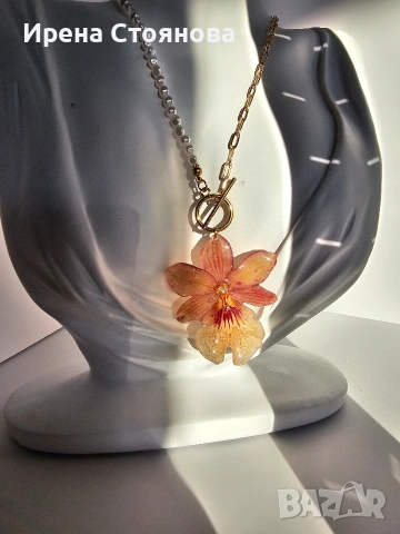 Нежно колие с естествен цвят на орхидея Камбрия. 