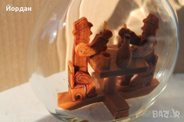 Стъклено шише за алкохол с дървени фигурки , снимка 4 - Други ценни предмети - 53564925