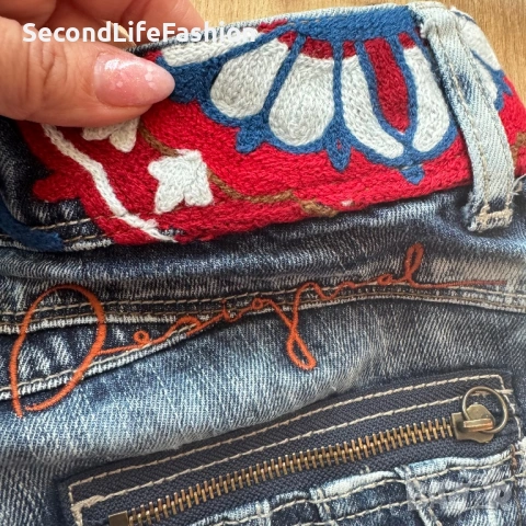 Desigual дамски слим дънки с бродерия размер 28, снимка 9 - Дънки - 53867981