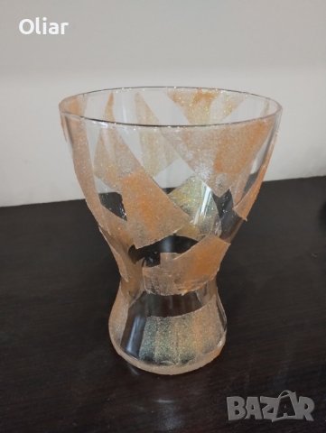 красива ваза стъкло с релефни орнаменти. 
