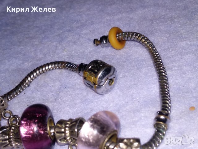 КРАСИВА МОДНА БРОНЗОВА АРТ ГРИВНА с ПОСРЕБРЯВАНЕ КРИСТАЛИ и НАДПИС PANDORA 38672, снимка 10 - Гривни - 41682268