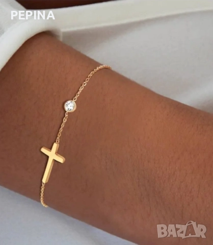 Нежна сребърна гривна с камъче 