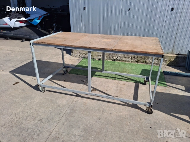 Метална маса с колелца 
