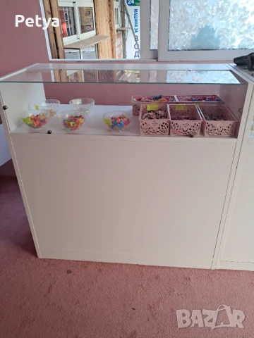 Щанд витрини със стъкло , снимка 2 - Стелажи и щандове - 51175152