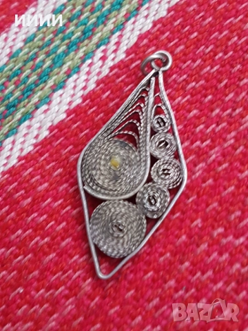 Сребърен медальон филигран с камък, снимка 2 - Колиета, медальони, синджири - 52867229