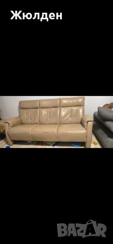 Бежов диван