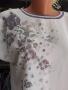 Бяла блуза с щампа теменужени цветенца , снимка 2