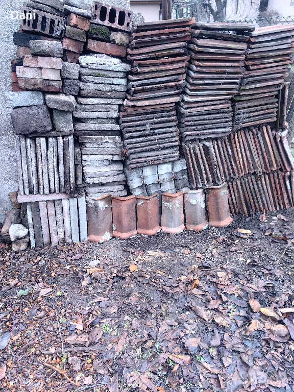 Подарявам стари керемиди,капаци и плочки, снимка 1
