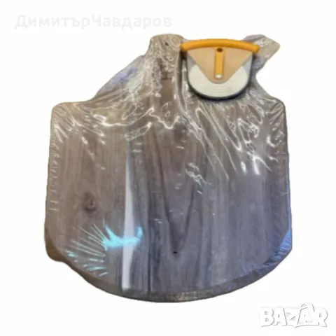 Дървена дъска за пица с уред за лесно рязане