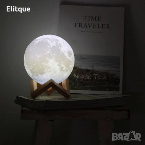 ДУБЛИРАНО Лампа  във формата на Луна с LED светлина и дървена поставка