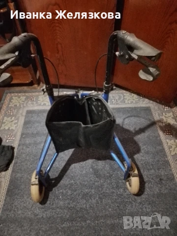 Сгъваема количка за пазаруване за възрастни хора.